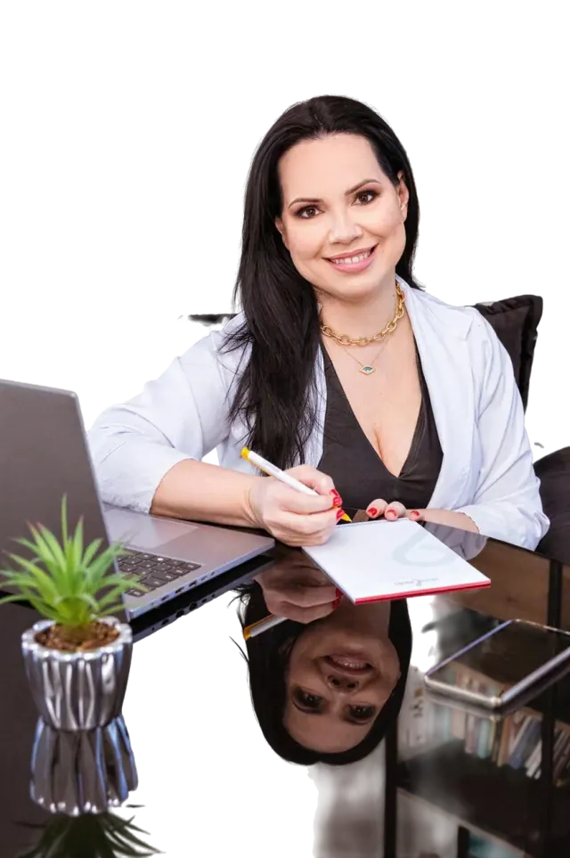 Sara de jaleco, anotando uma conduta clínica