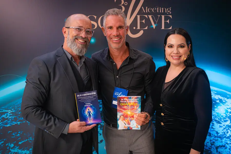 Dois convidados com seus livros ao lado da fundadora da Souleve