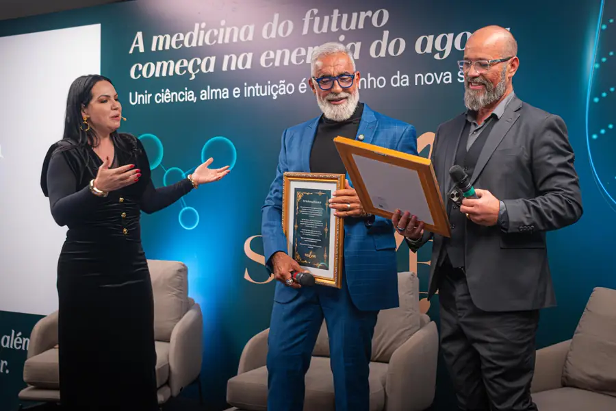 Fundadora da Souleve entregando placa de homenagem a um convidado