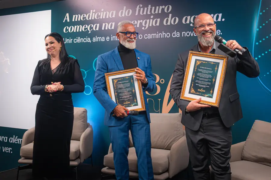 Entrega de placas de homenagem a dois convidados no 3º Soul Meeting
