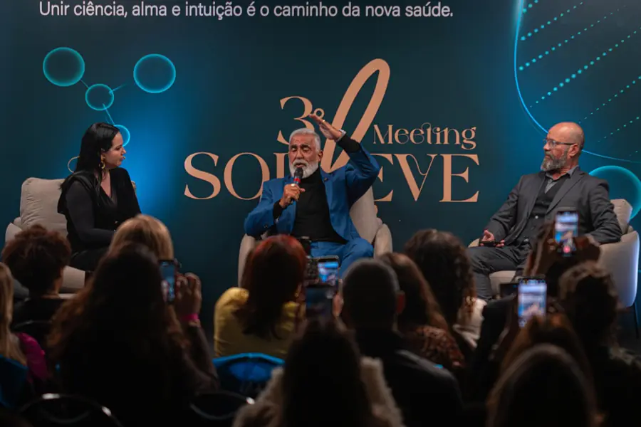 Plateia gravando a mesa de debate do 3º Soul Meeting com o celular